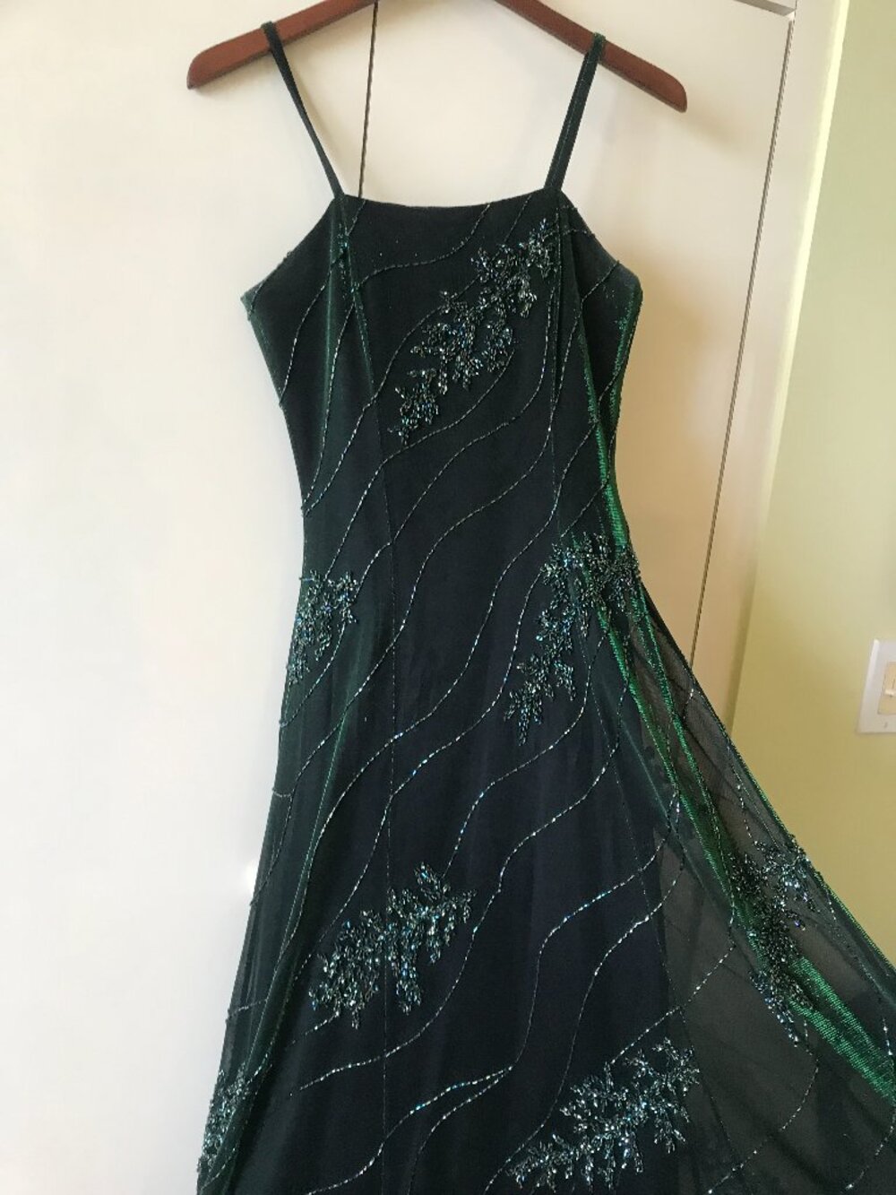 Women long Evening Gown. By Lord & Terry. size 8. Emerald wirth siquence.